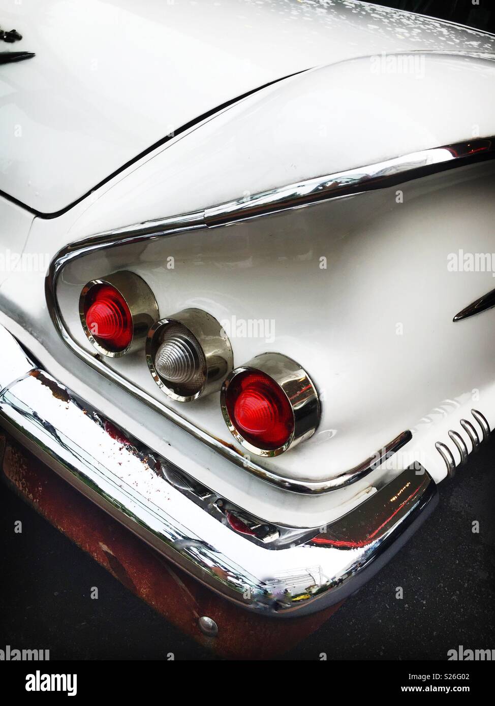 Détail d'une Chevrolet Impala 1958, utilisé comme pansement dans la rue le boulevard Hollywood attraction de parc à thème Universal Studios, Sentosa, Singapour - Image de stock capturée avec un smartphone