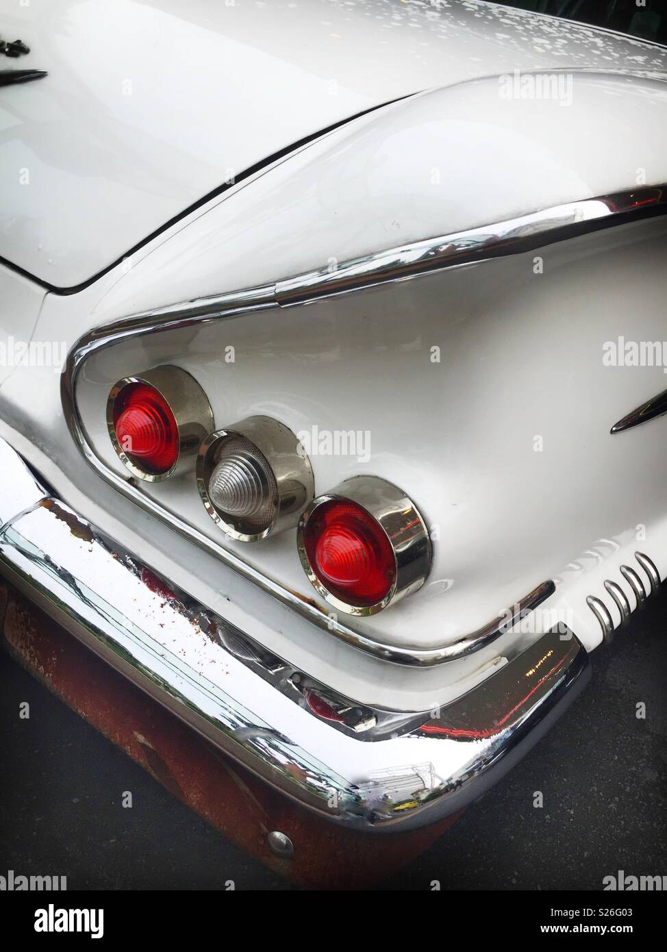 Détail d'une Chevrolet Impala 1958, utilisé comme pansement dans la rue le boulevard Hollywood attraction de parc à thème Universal Studios, Sentosa, Singapour - Image de stock capturée avec un smartphone