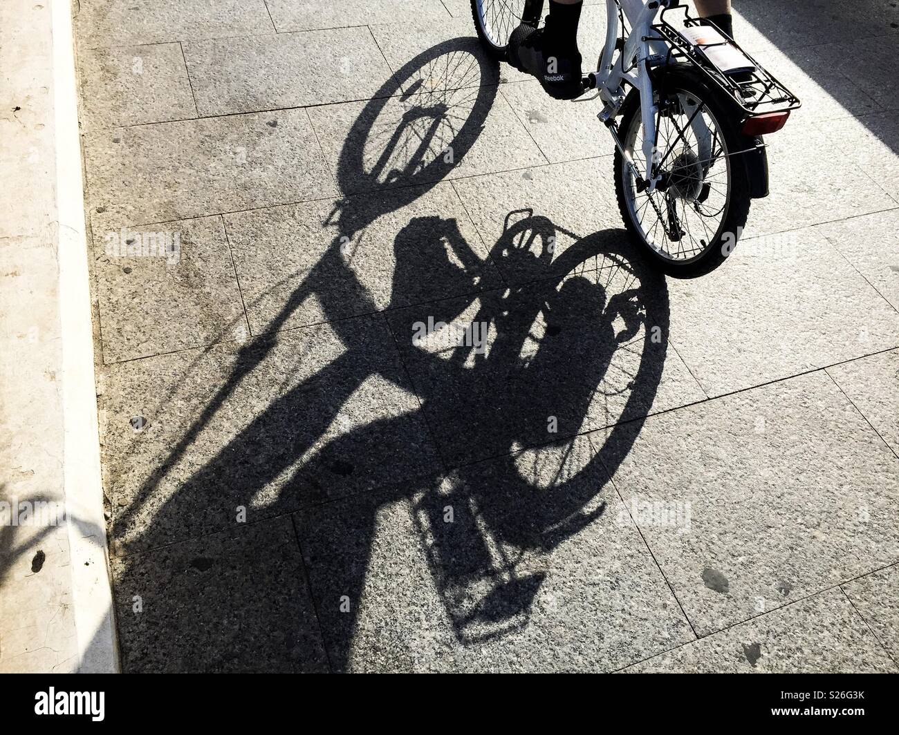 Shadow of a man riding a bike - Image de stock capturée avec un smartphone