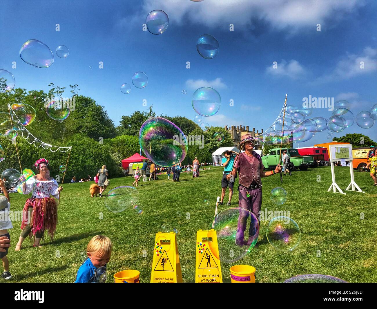 Bubbleman et Bubble Faerie au travail La création de bulles de savon, divertissant les visiteurs du château de Sherborne Country Fair, Sherborne, Dorset, Angleterre Banque D'Images