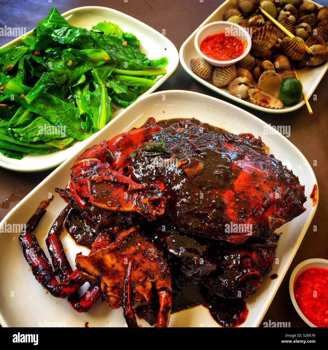 Poivre noir, palourdes crabe avec sauce chili et gai lan avec l'ail au lagon de la côte Est, un village alimentaire Hawker Food Market in Singapore Banque D'Images