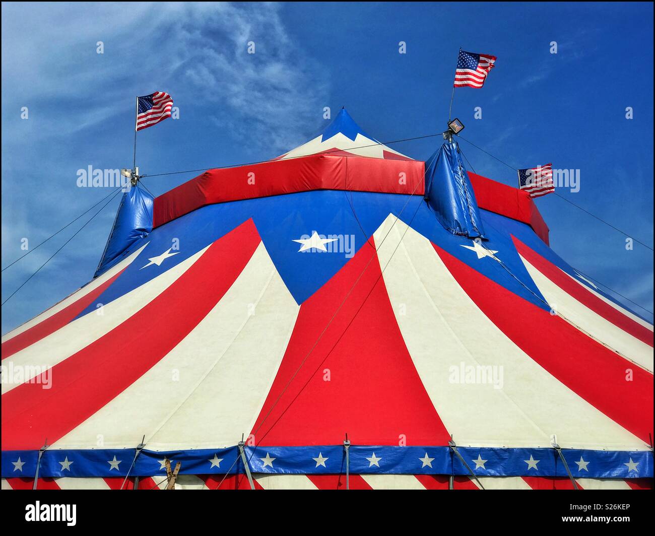 Un chapiteau de style américain tente de cirque dans le soleil d'été. Il est tout rouge, blanc et bleu ainsi que les Stars and Stripes ! Crédit Photo © COLIN HOSKINS. - Image de stock capturée avec un smartphone