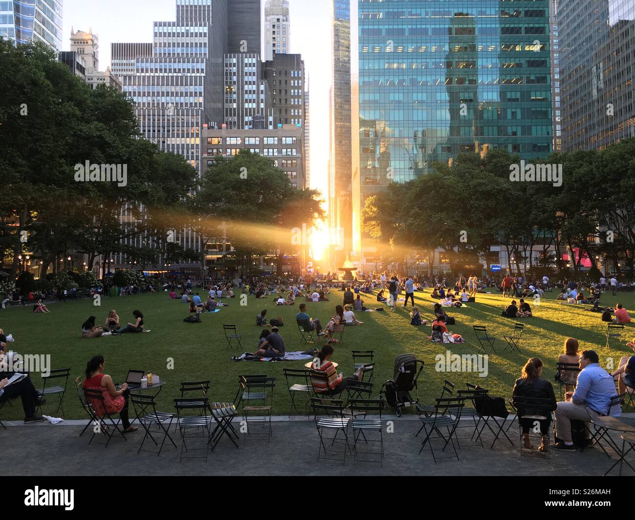 Manhattanhenge, également appelé Manhattan Solstice est lorsque l'augmentation ou coucher de soleil est aligné avec l'Est/ouest des rues de Manhattan, New York. Vue de Bryant Park. Banque D'Images