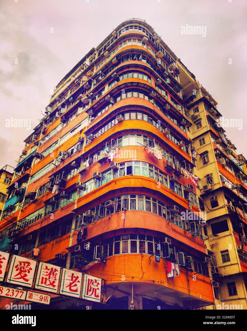 Immeuble d'angle rond typique à Mongkok, Hong Kong Banque D'Images