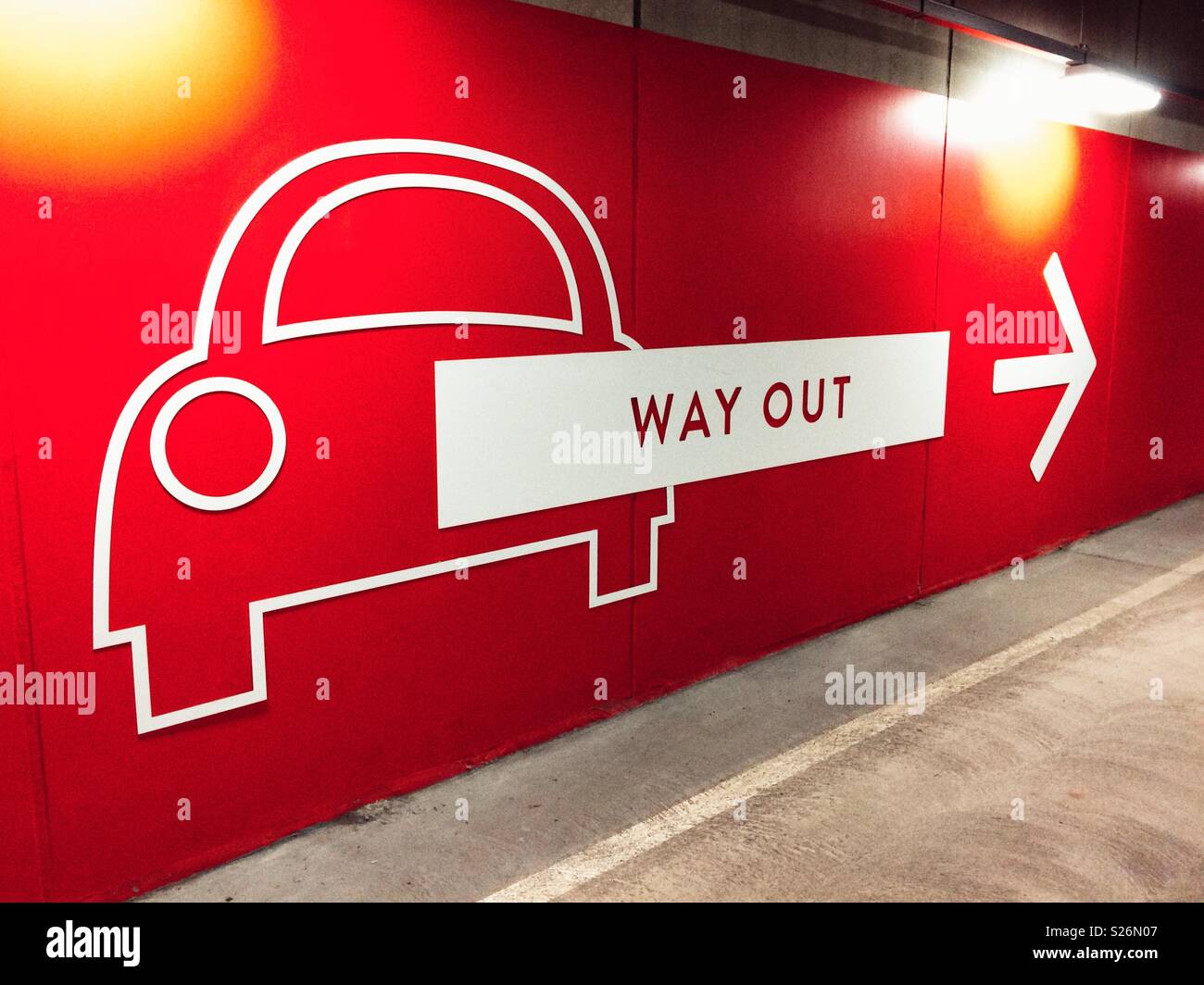 Inscrivez-vous sur n un parking montrant la porte de sortie - Image de stock capturée avec un smartphone