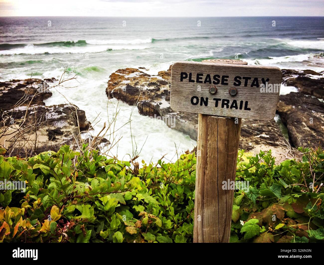 Veuillez rester sur le sentier du panneau à Cape Perpetua région pittoresque le long de la côte de l'Oregon et l'autoroute 101, aux États-Unis. - Image de stock capturée avec un smartphone