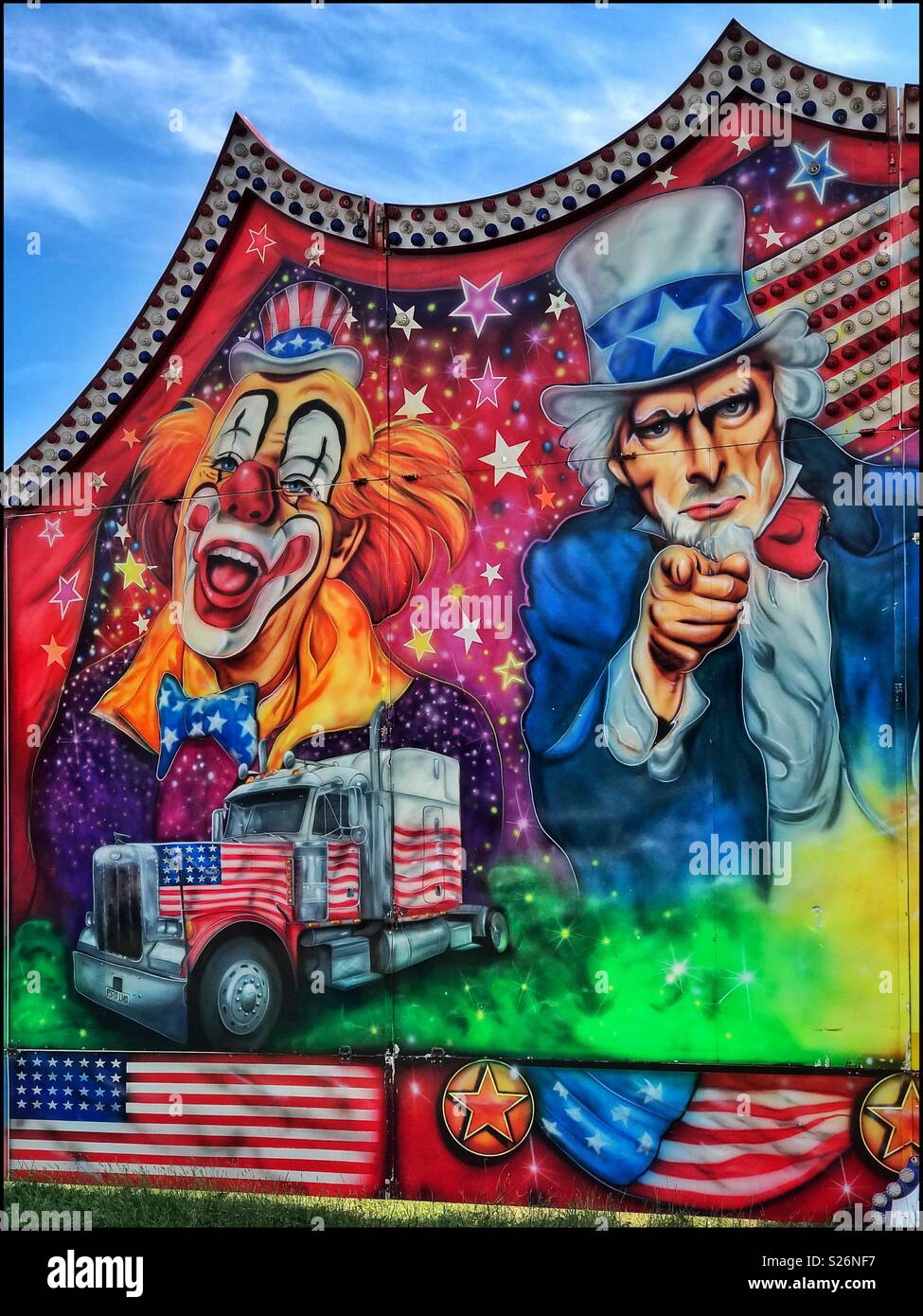 Hey You ! Voir ici ! Des photos annoncer un American Style Circus. Crédit Photo © COLIN HOSKINS. - Image de stock capturée avec un smartphone