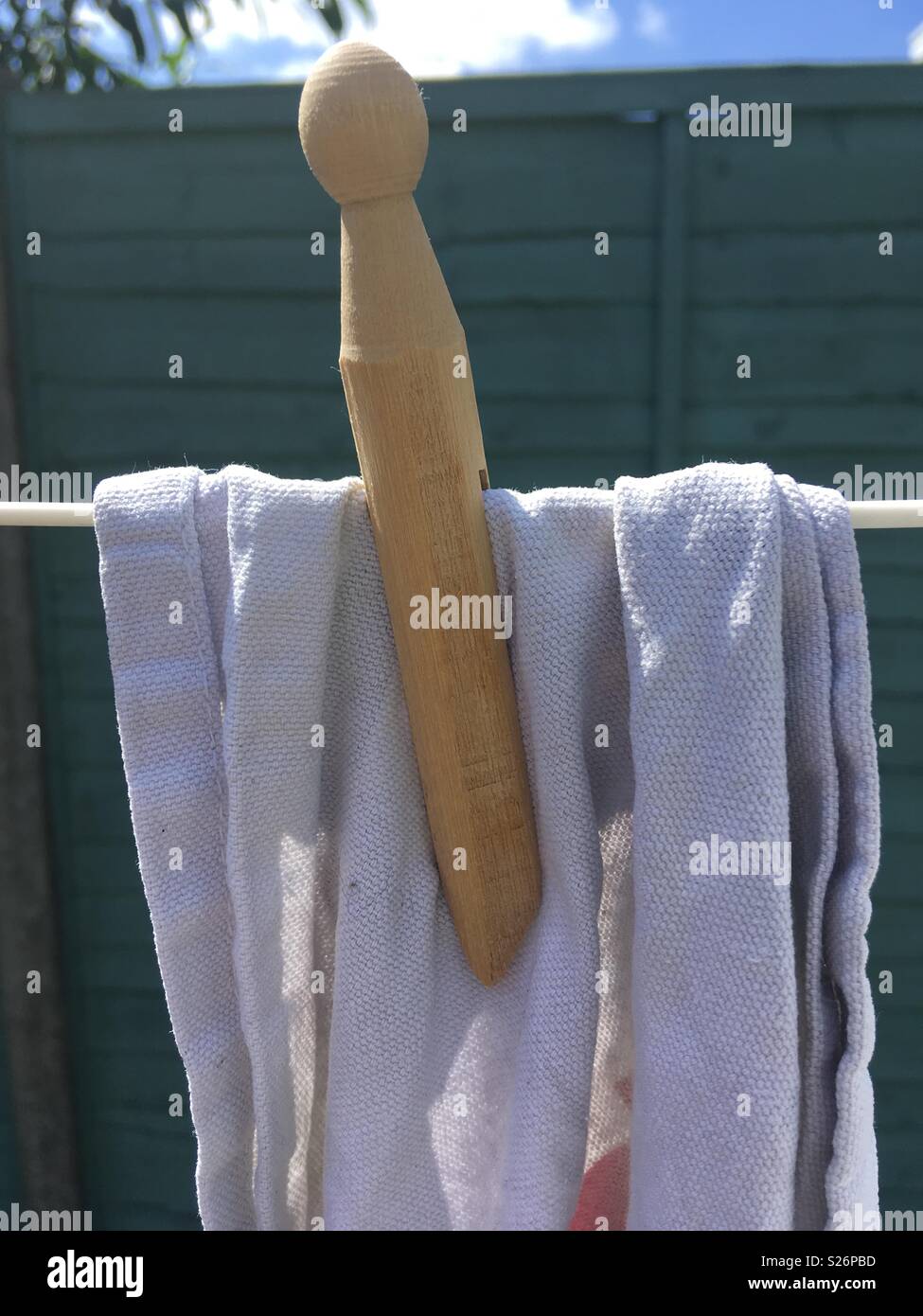 Un torchon sur un lave-ligne tenue par une cheville en bois dolly Banque D'Images