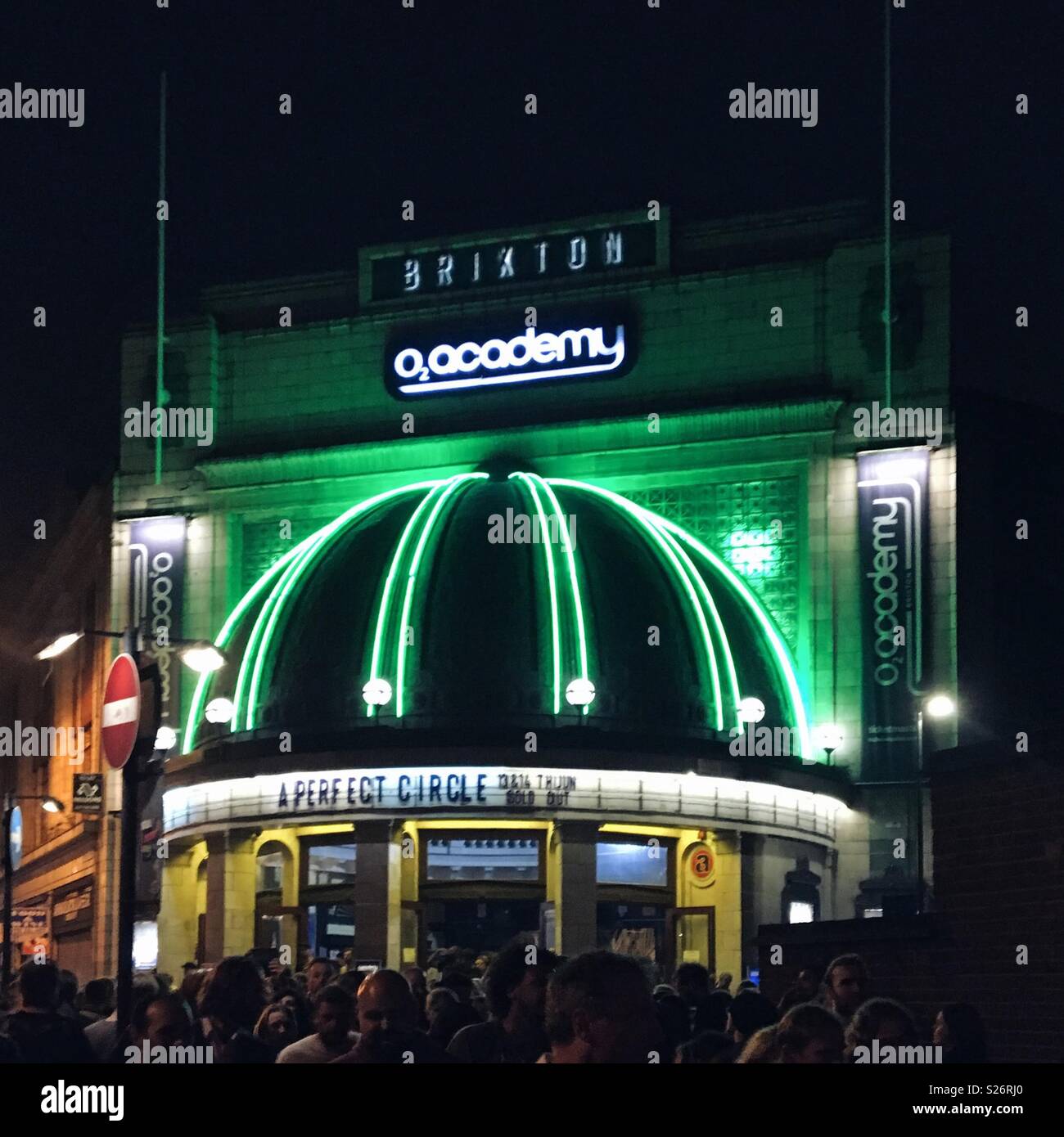 L'extérieur de l'O2 Brixton Academy de nuit avec un cercle parfait sur le projet de loi - Image de stock capturée avec un smartphone