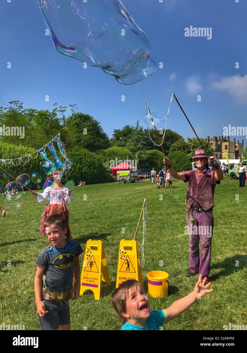 L'homme et de la femme la création d'énormes bulles de savon, Amusant les enfants, le château de Sherborne Country Fair, Sherborne, Dorset, Angleterre Banque D'Images