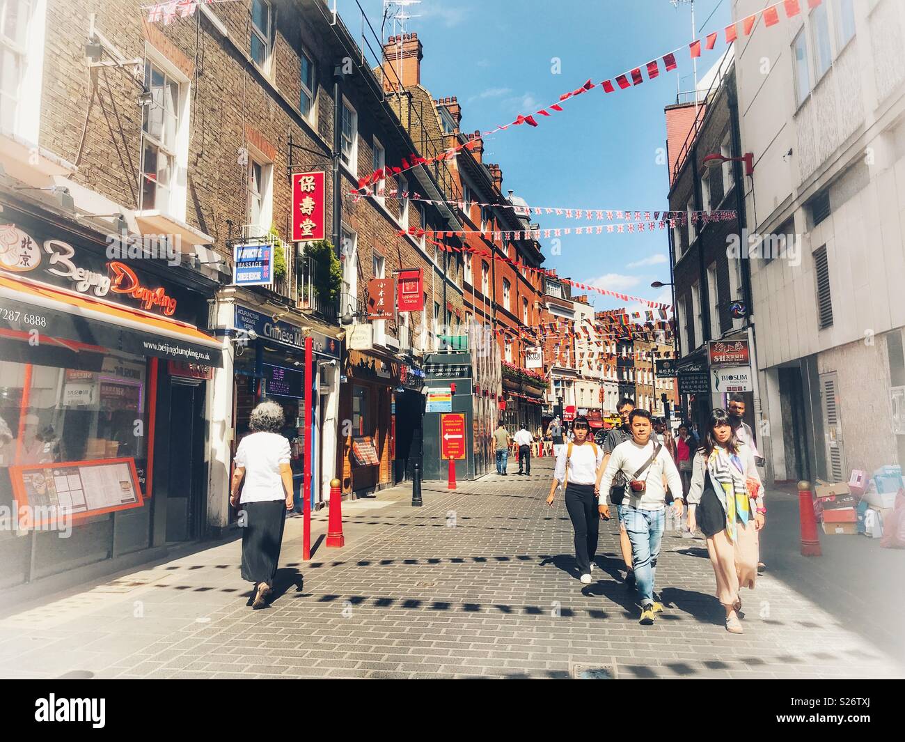 Lisle Street, Londres, WC2, scène de rue piétonne du quartier chinois avec banderoles et touristes en été - Image de stock capturée avec un smartphone