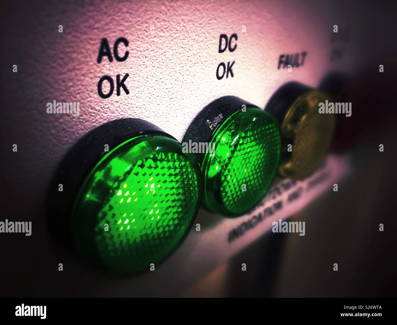 Le panneau de configuration de l'onduleur indique que les deux AC et DC systèmes tournent OK. Banque D'Images