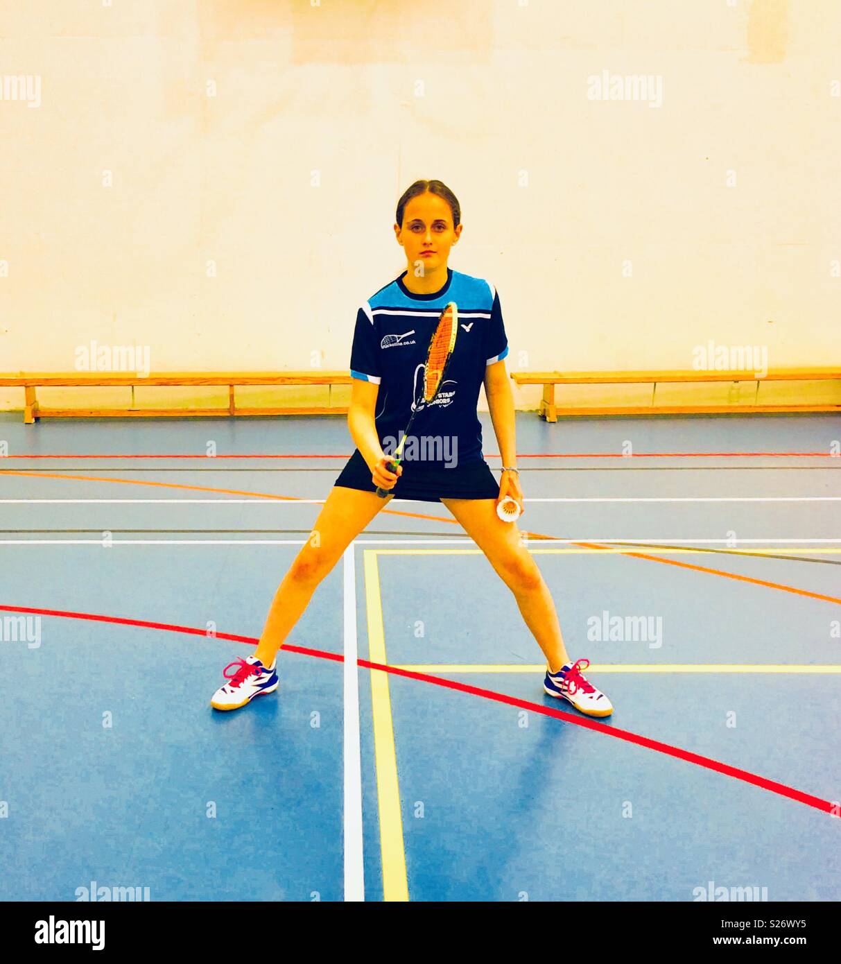 Fille en position de badminton Banque D'Images