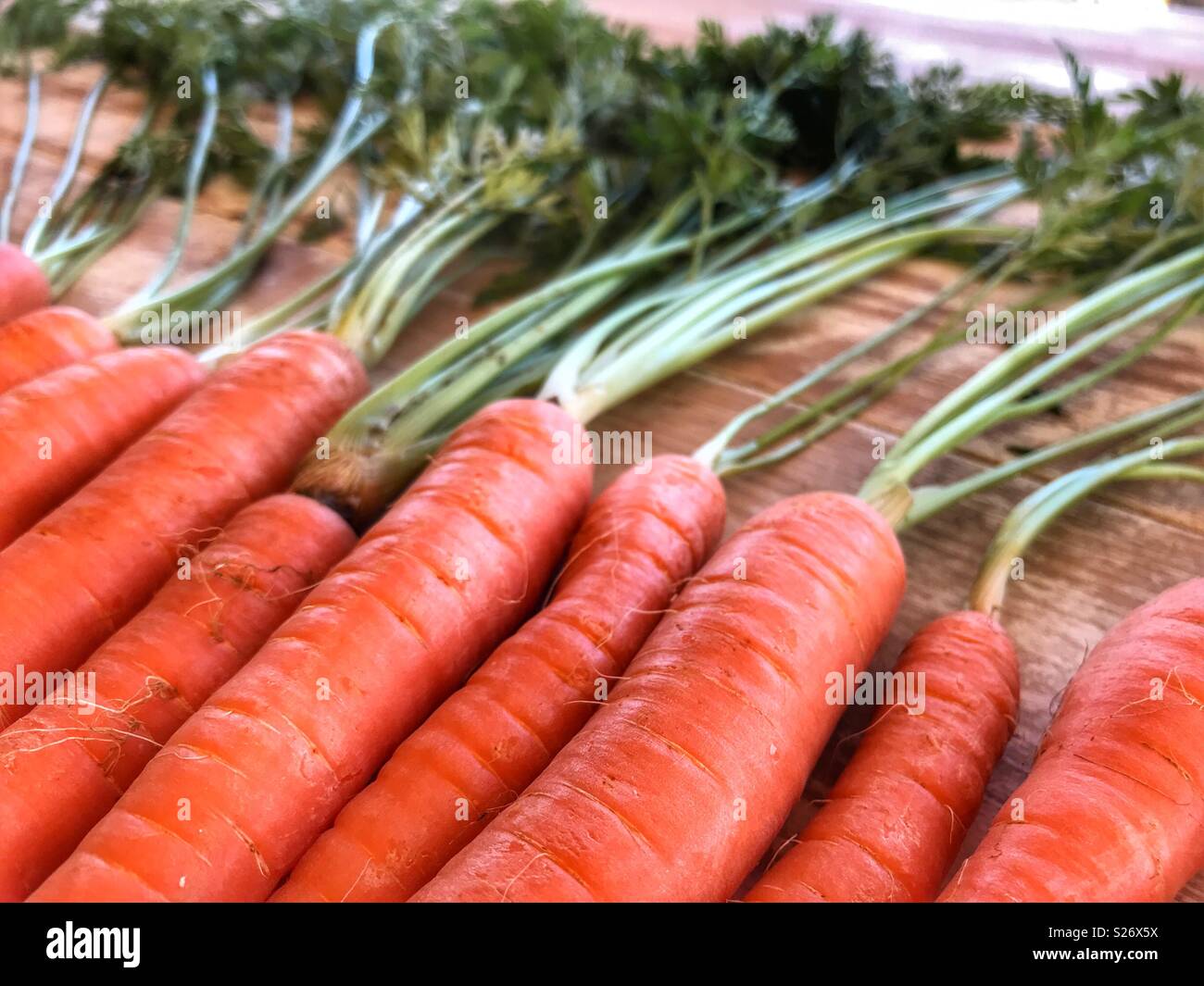 Des produits frais, des carottes bio à la carotte verts, high angle view Banque D'Images