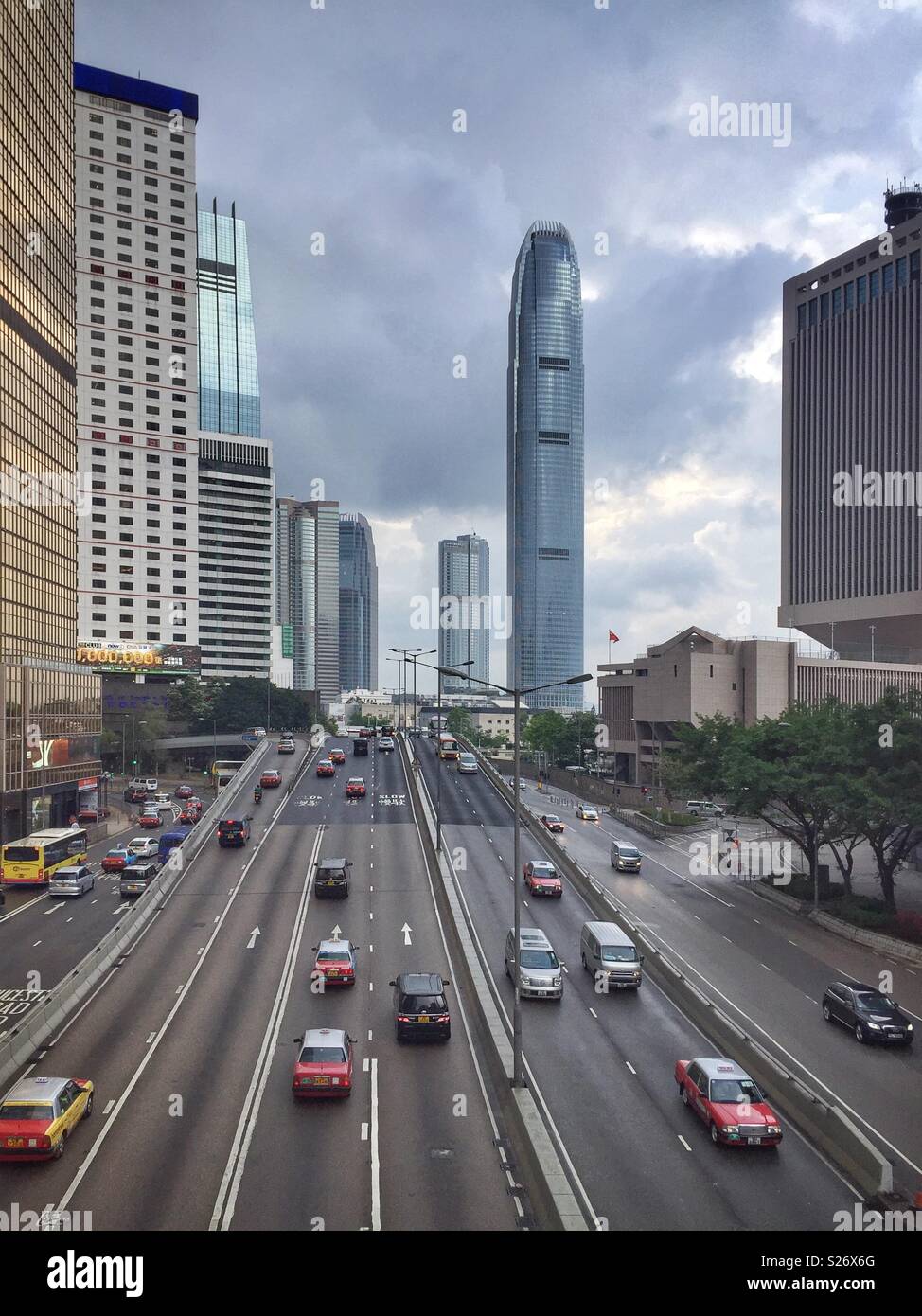 Trafic sur Connaught Road, Central, de l'amirauté. Le gratte-ciel unique est au centre ifc2, le plus grand bâtiment de l'île de Hong Kong. - Image de stock capturée avec un smartphone