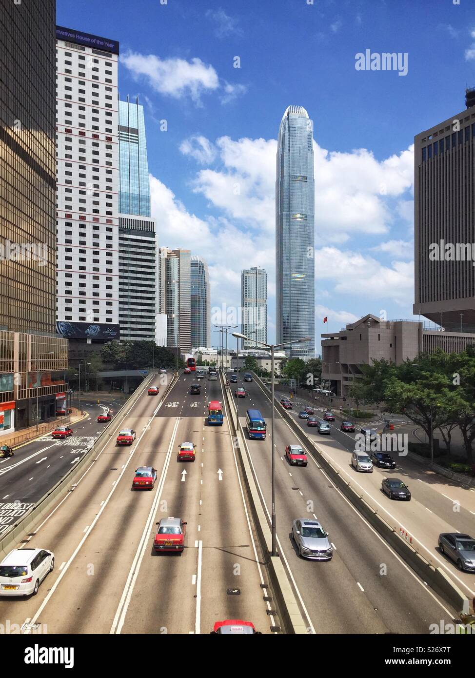Trafic sur Connaught Road, Central, de l'amirauté. Le gratte-ciel unique est au centre ifc2, le plus grand bâtiment de l'île de Hong Kong. - Image de stock capturée avec un smartphone