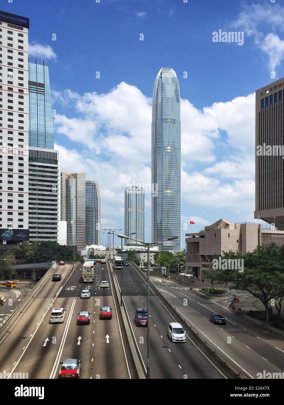 Trafic sur Connaught Road, Central, de l'amirauté. Le gratte-ciel unique est au centre ifc2, le plus grand bâtiment de l'île de Hong Kong. - Image de stock capturée avec un smartphone