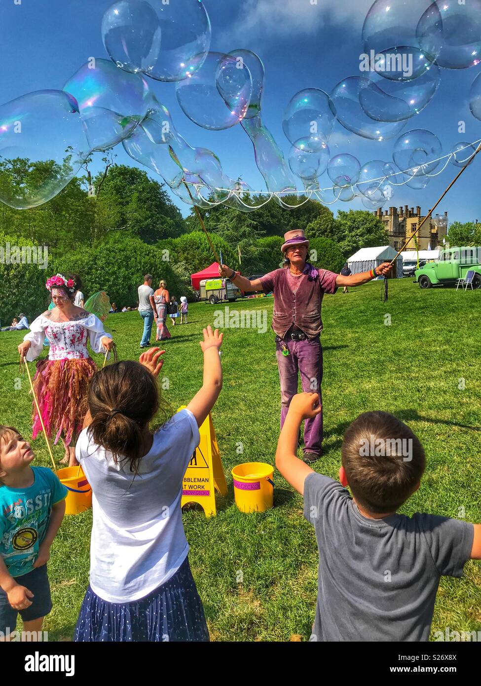 Les enfants divertissants à Sherborne Castle Country juste avec des bulles de savon géantes, Sherborne, Dorset, Angleterre Banque D'Images