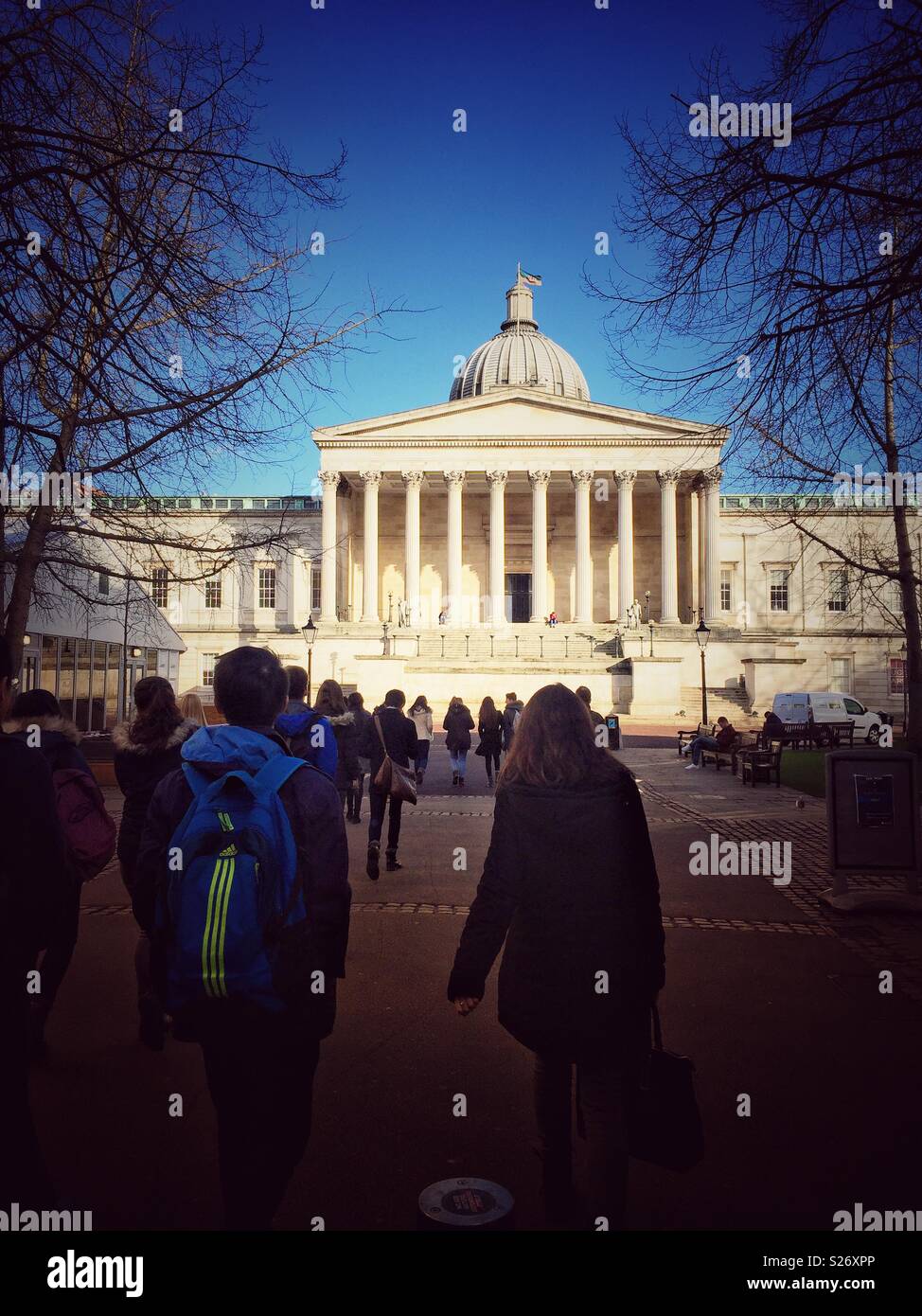 Londres, R.-U. Les élèves retournent à l'University College London, UCL. L'une des plus prestigieuses universités médicales, l'atteinte de résultats exceptionnels. - Image de stock capturée avec un smartphone