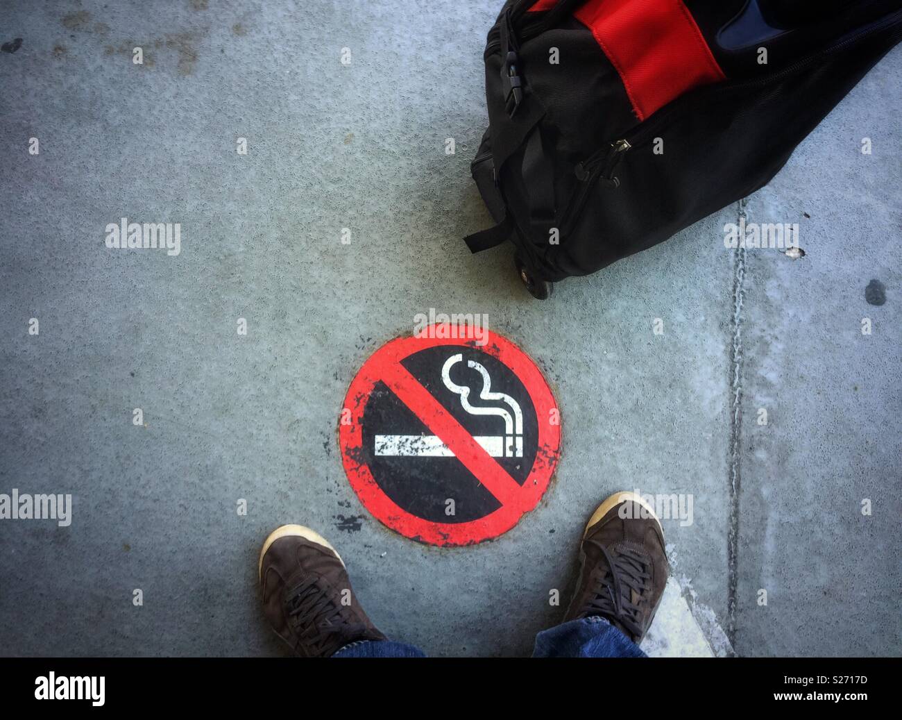 Zone non fumeurs avec design sur le trottoir de l'aéroport international de Seattle-Tacoma, État de Washington, USA. Banque D'Images Zone non fumeurs avec design sur le trottoir de l'aéroport international de Seattle-Tacoma, État de Washington, USA. Banque D'Images