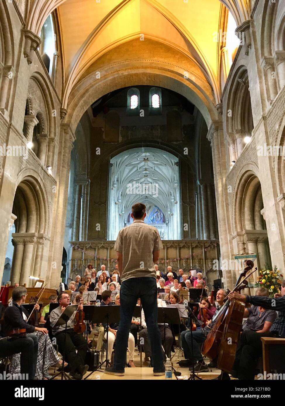 Les répétitions de l'orchestre. Entretiens avec son orchestre de musiciens. - Image de stock capturée avec un smartphone