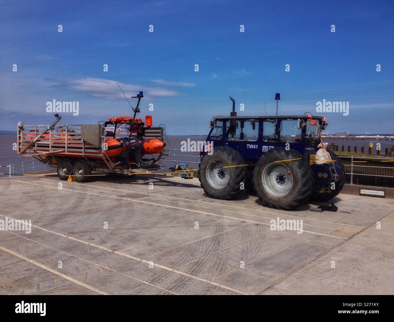 Une embarcation et lancer le tracteur à la station de sauvetage à Portishead, UK - Image de stock capturée avec un smartphone