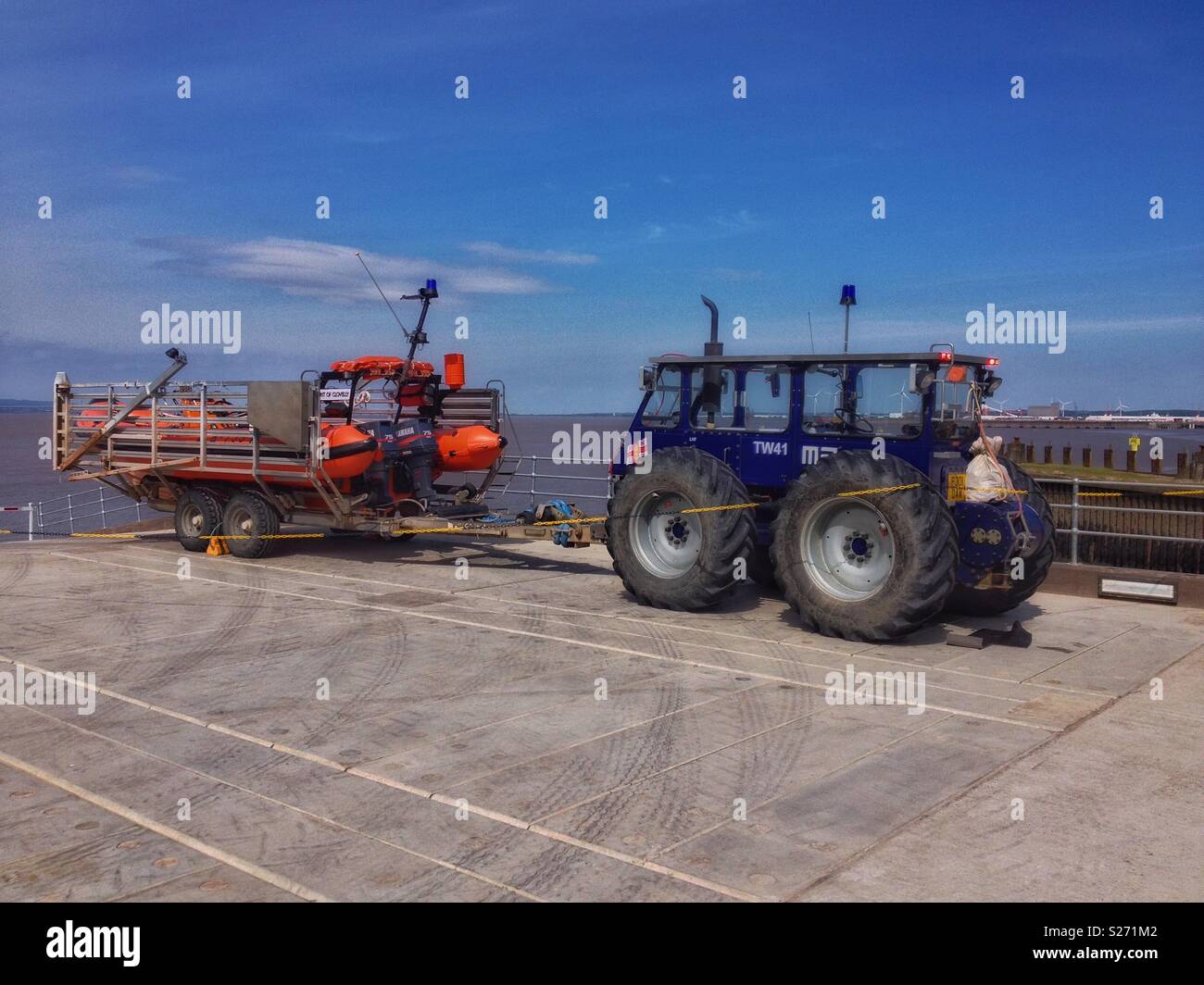 Une embarcation et lancer le tracteur à la station de sauvetage à Portishead, UK - Image de stock capturée avec un smartphone
