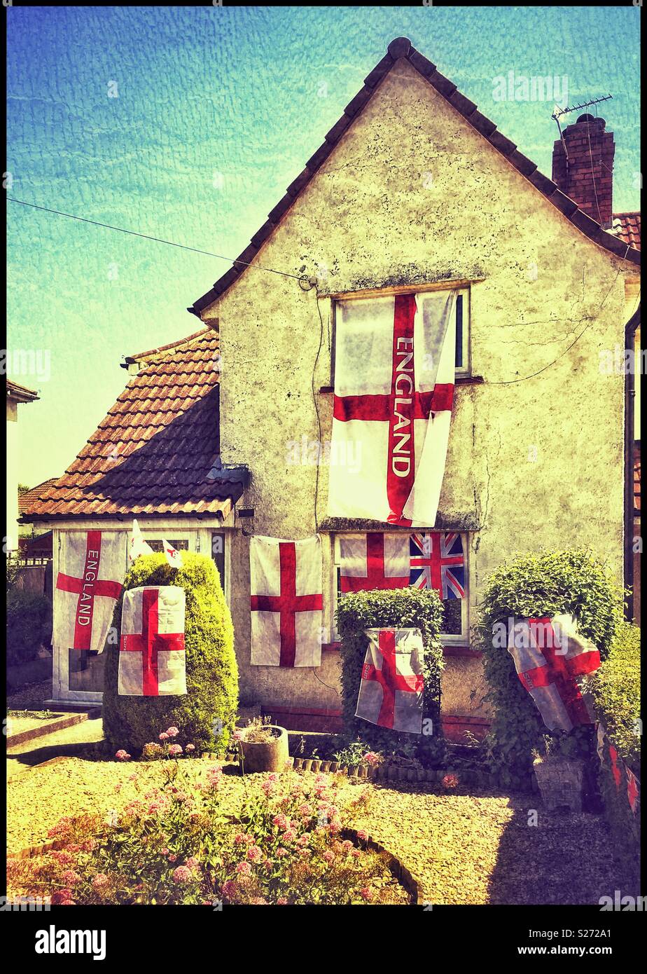 Le jardin de devant d'un partisan de l'équipe anglaise de football pendant la Coupe du Monde de la compétition de football. Le drapeau anglais (le drapeau de Saint Georges) est clairement visible. Crédit photo- © Colin Hoskins Banque D'Images