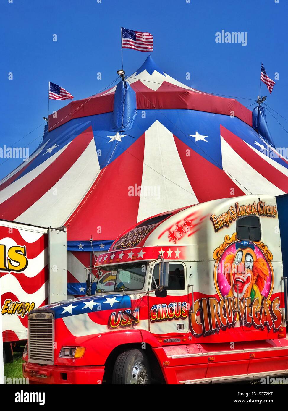 Camion de cirque devant le chapiteau. Le soleil brille et il est temps pour certains Circus fun ! Crédits photos - © COLIN HOSKINS. - Image de stock capturée avec un smartphone