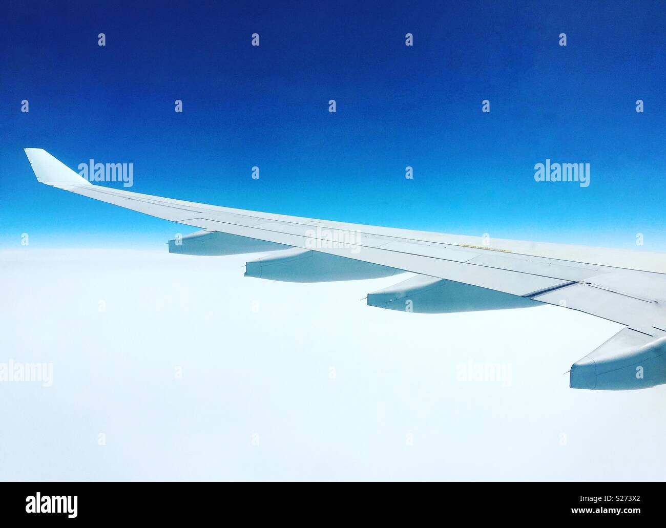 Aile d'avion au-dessus des nuages - Image de stock capturée avec un smartphone