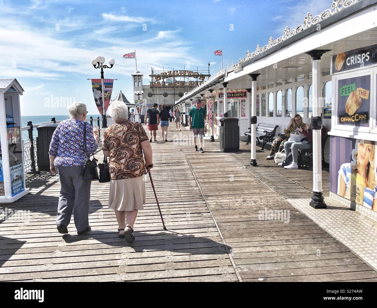Les femmes marcher le long de la jetée de Brighton Palace dans le Sussex, Angleterre - Image de stock capturée avec un smartphone