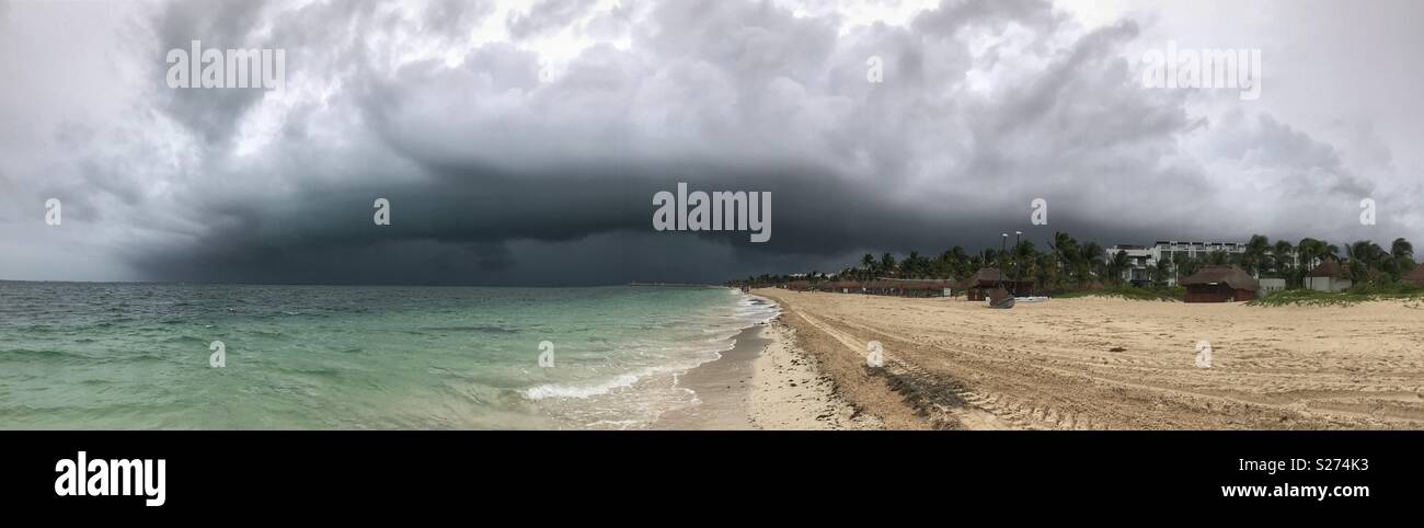 Panorama d'un grand front de rafales de tempête comme il travaille son chemin jusqu'à la plage. Prises à Playa Mujeres, près de Cancun, au Mexique. Banque D'Images