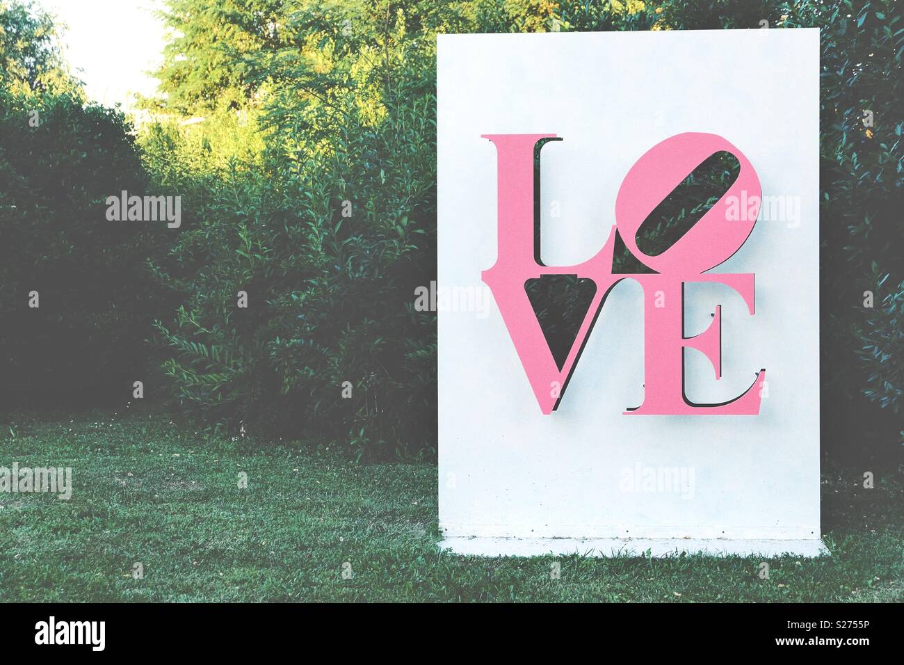 L'amour rose sculpture dans un jardin en plein air d'une journée ensoleillée Banque D'Images
