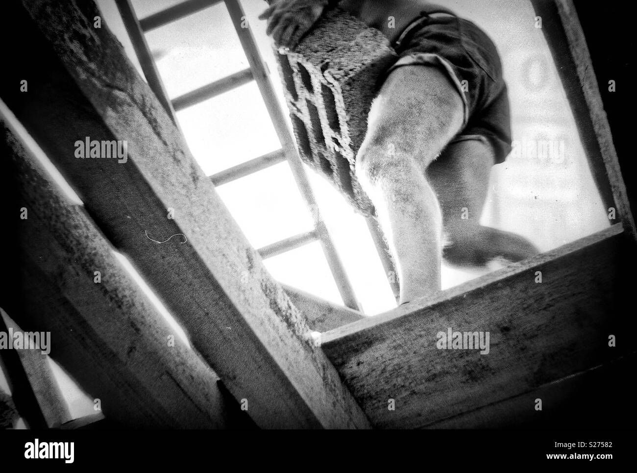 Mon père est le transport de lourdes pierres. Il construit sa maison. - Image de stock capturée avec un smartphone