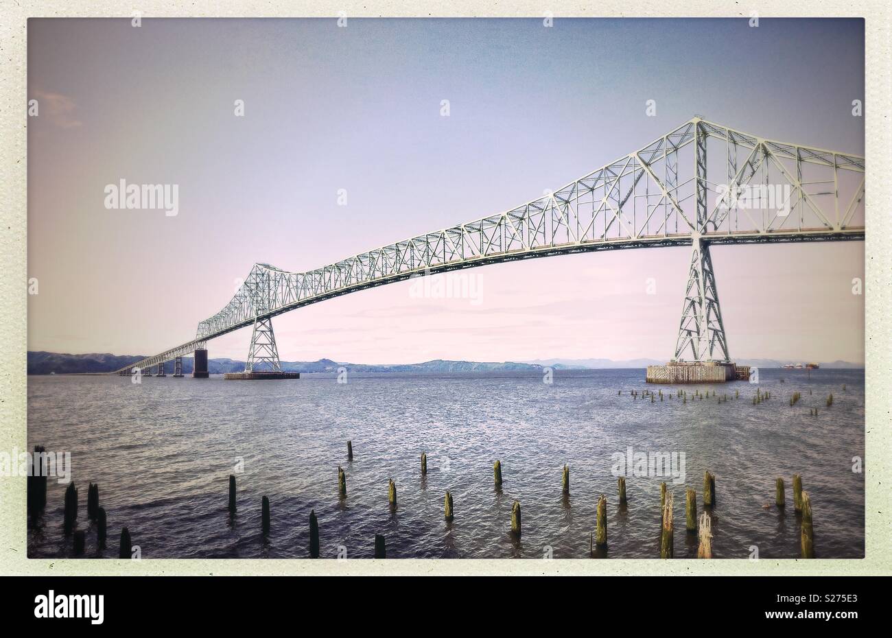 L'Astoria, le pont Pont Megler, sur le fleuve Columbia, frontière entre l'État de Washington et l'Oregon, USA. - Image de stock capturée avec un smartphone