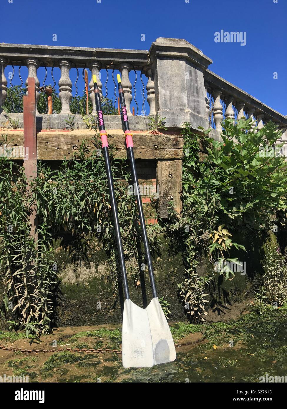 Avirons mis sur mur - Image de stock capturée avec un smartphone