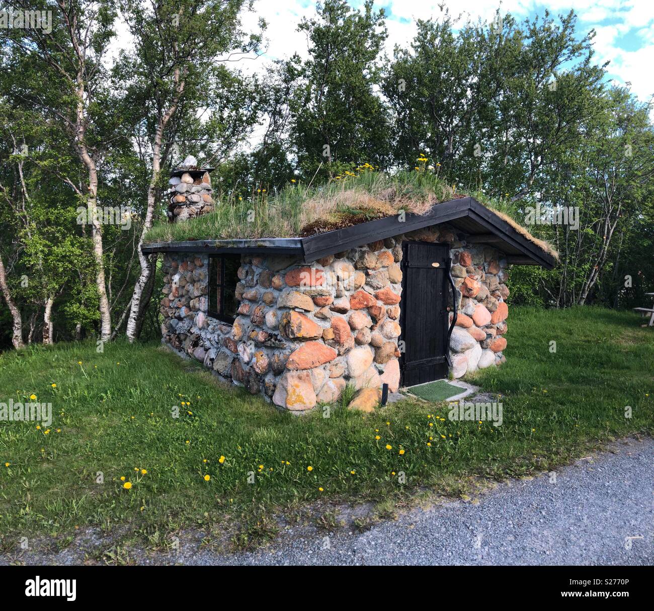 Maison en pierre avec toiture flanquer la Norvège - Image de stock capturée avec un smartphone