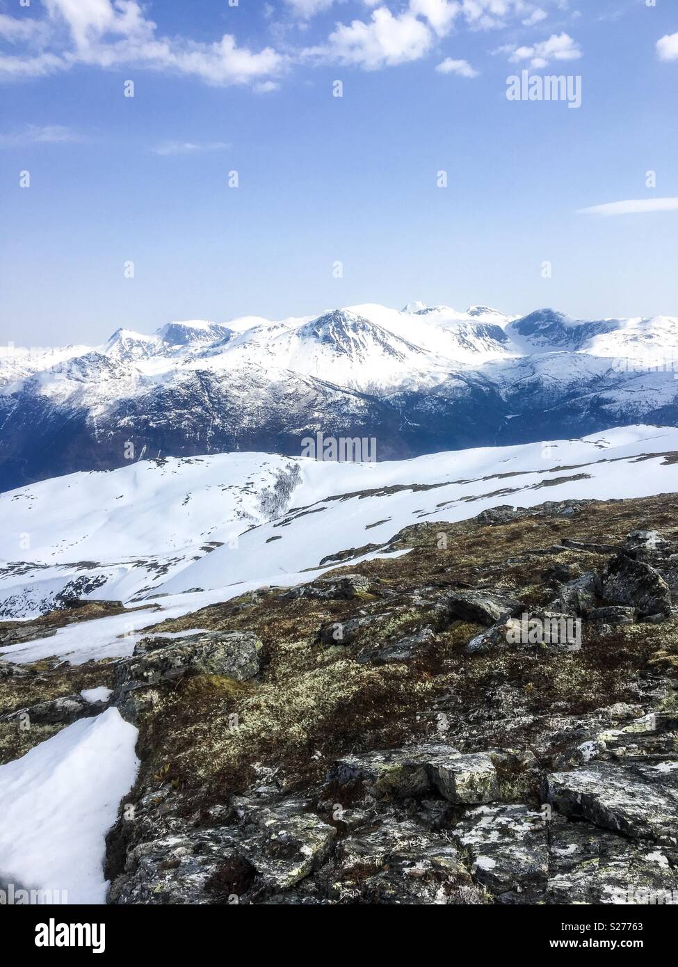 Montagnes norvégiennes de la pointe des Storetuva Banque D'Images