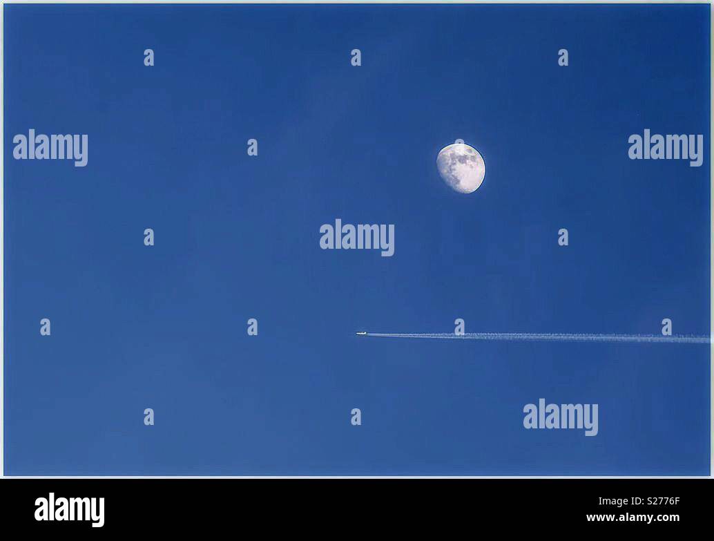 Lune, avion et ciel bleu Banque D'Images