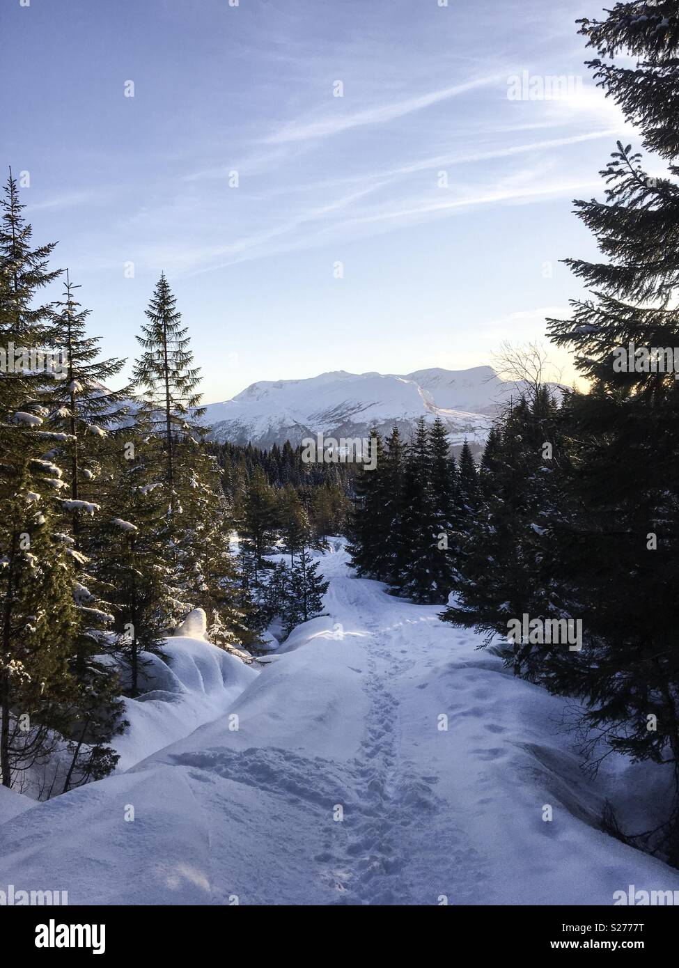 Des traces de pas dans la neige sur la montagne norvégienne Banque D'Images