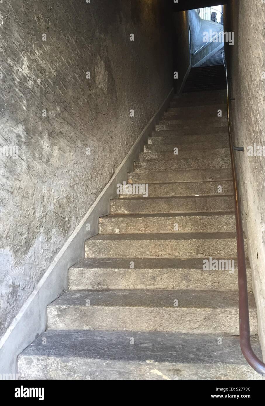 L'escalier à quelque part ou l'escalier qui ne mène nulle part ? - Image de stock capturée avec un smartphone