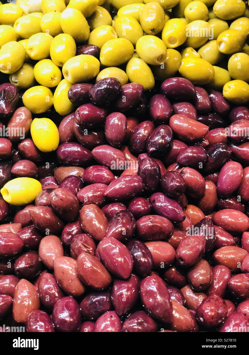 Olives vertes et noires - Image de stock capturée avec un smartphone