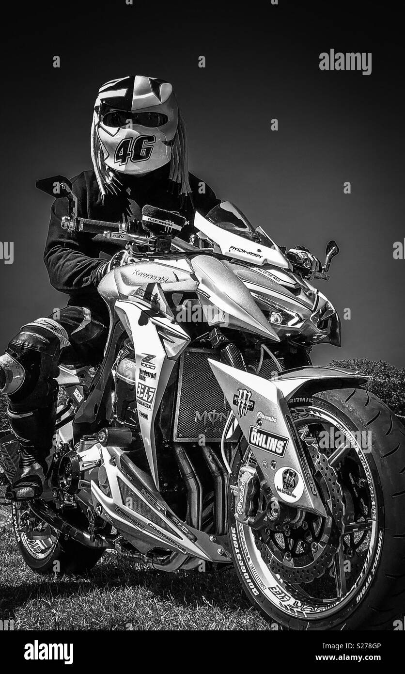 Le noir et blanc Kawasaki Z1000 avec rider dans un casque predator Banque D'Images