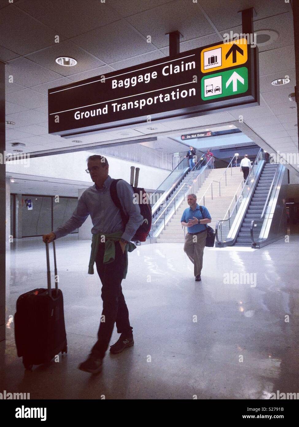 Sterling, Virginie, USA - 28 juin 2018 : Les passagers à pied vers leurs portes dans le terminal principal de l'aéroport International Washington Dulles (IAD) après le passage de la sécurité. Banque D'Images