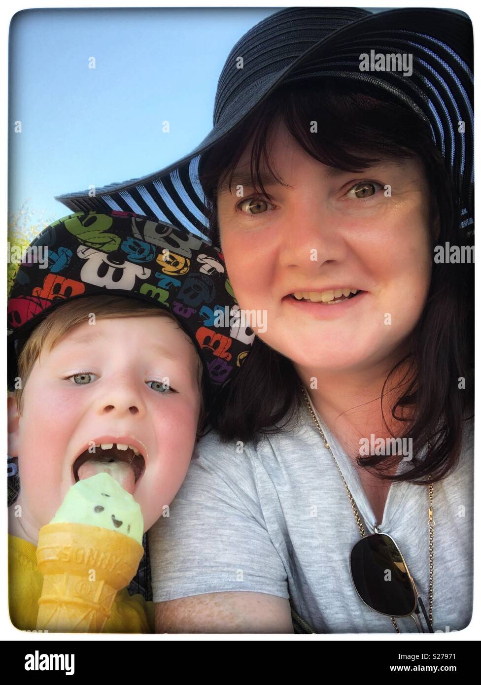 Mère et fils, porter un chapeau et de manger des glaces. Banque D'Images