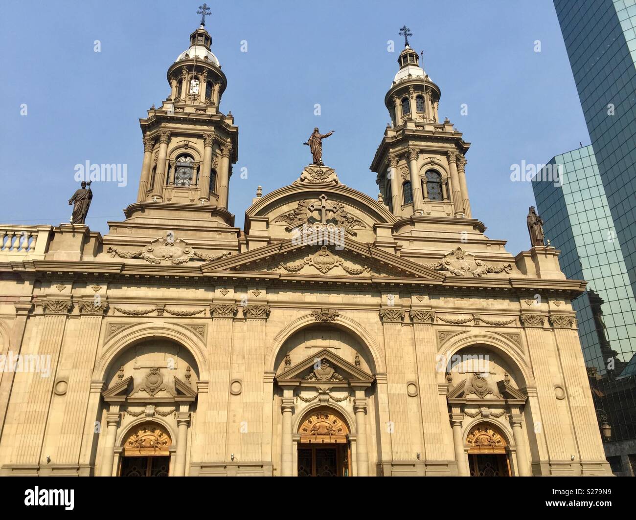 Église avec nouveau immeuble de bureau Banque D'Images