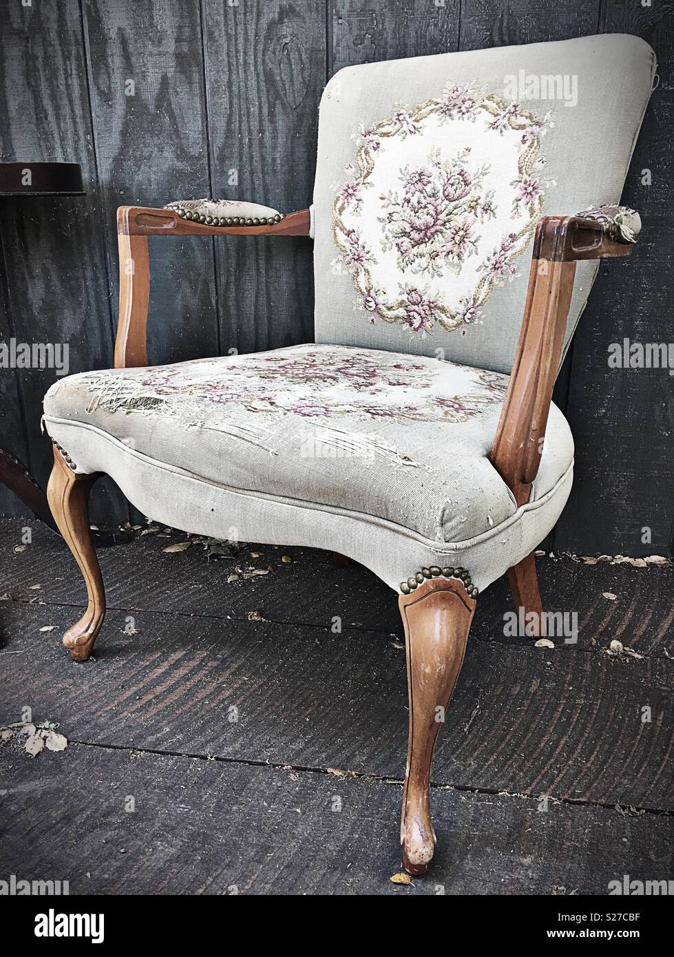 Une chaise vintage sur un porche. Banque D'Images