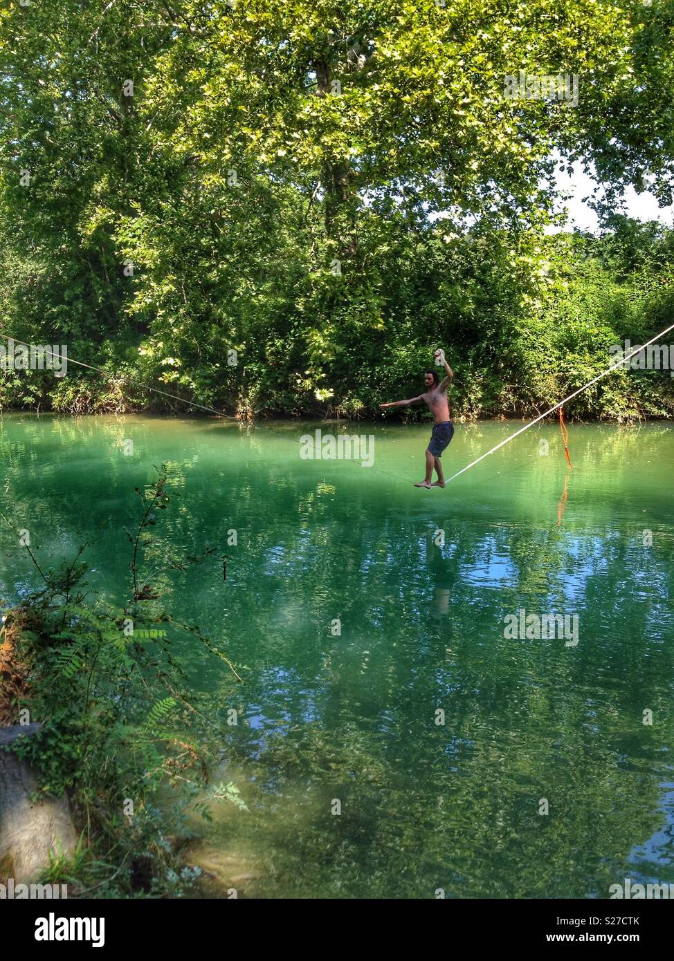 Waterliner au-dessus de la rivière Lez à Montpellier France - Image de stock capturée avec un smartphone