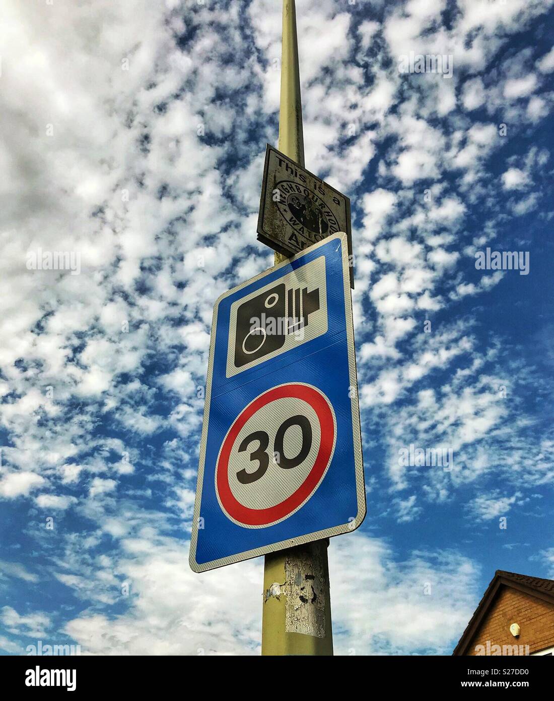 Road sign warning les automobilistes radars de vitesse dans une zone de 30 kilomètres par heure Banque D'Images