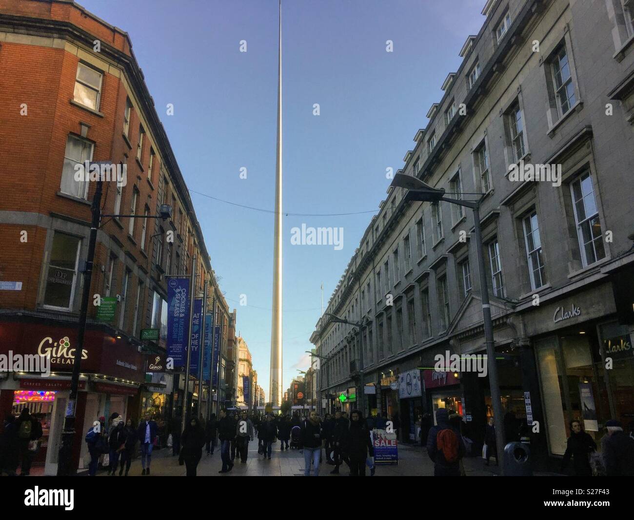 Une vue sur le monument de la spire Henry Street shopping area. Intitulé Le Monument de la lumière, il fut érigé en 2003. Comme l'axe dans l'apparence, elle est toujours considérée comme controversée. - Image de stock capturée avec un smartphone